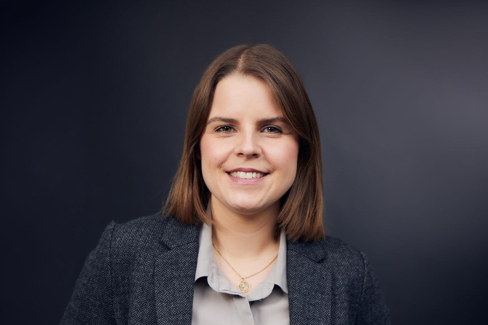 Irina Hagemeier steht dir für alle Fragen rund um deine Karriere bei dhs gerne zur Verfügung